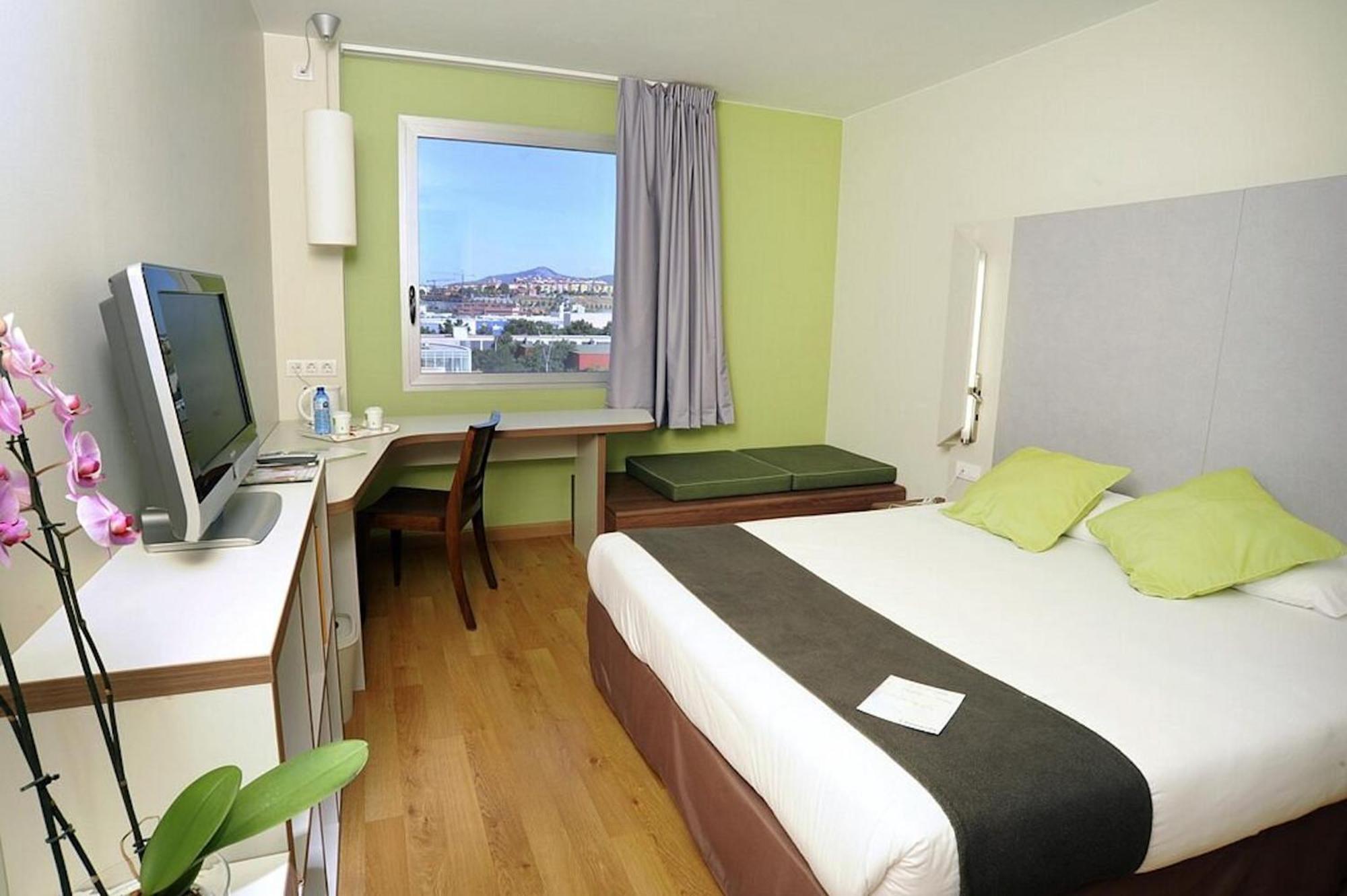 Travelodge Bcn Cornella Fira Cornellà de Llobregat Exterior foto
